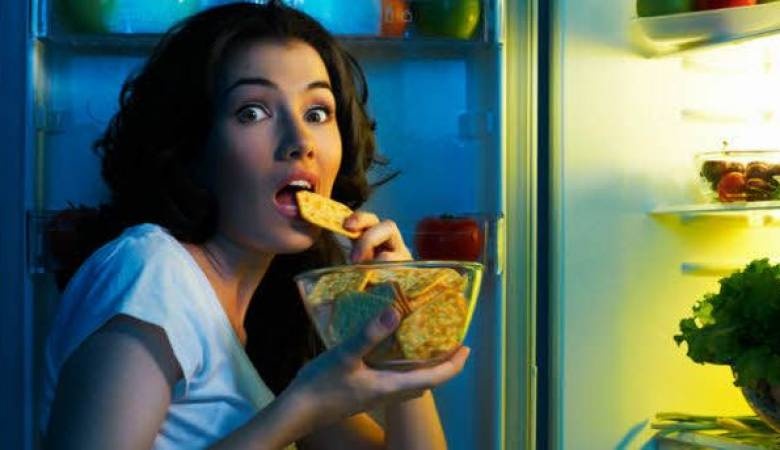 تناول الطعام في الليل يسبب الغباء.. إليكم التفاصيل!