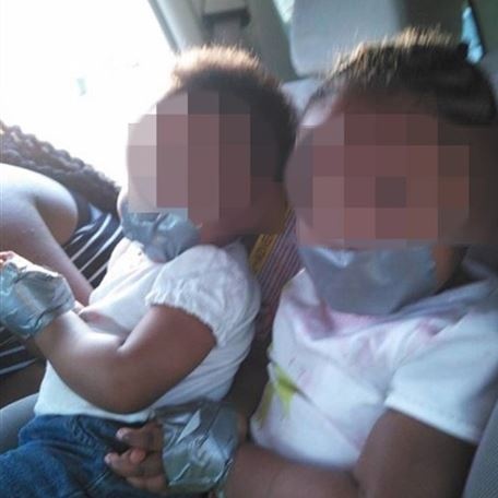 أم تعرض طفليها للبيع على 