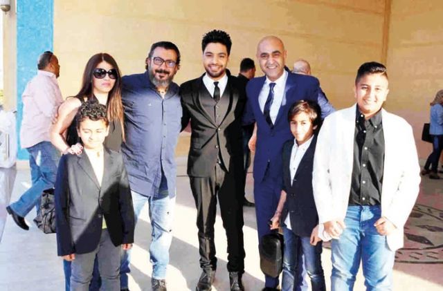 نصر محروس وأسرته مع محمد فؤاد وأحمد جمال
