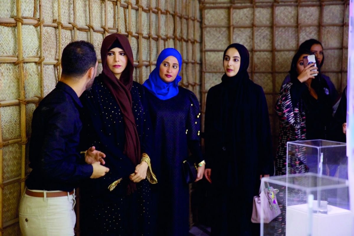 الشيخة لطيفة بنت محمد بن راشد تفتتح «معرض سكة الفني» في حي الفهيدي التاريخي