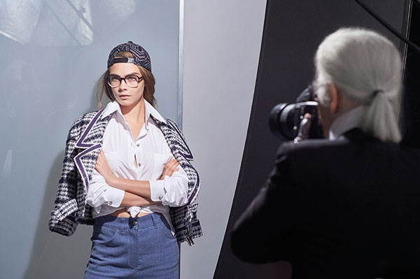 كارل وكارا ومجموعة نظارات
Chanel