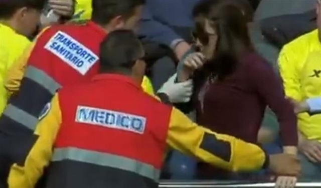 ميسي يكسر ذراع مشجعة!! إليكم التفاصيل