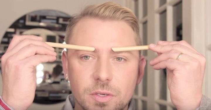 بالفيديو– هكذا تؤثر طريقة نتف حاجبيك على شكل أنفك!