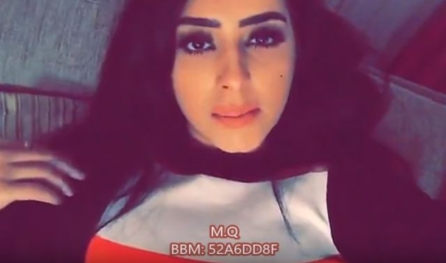 بالفيديو - فنّانة بحرينية تهاجم معجبات زوجها بسبب رسائل وصور 