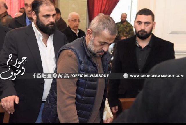 بالصور - جورج وسوف في لقطات مؤثرة مع والدته في دفن والده