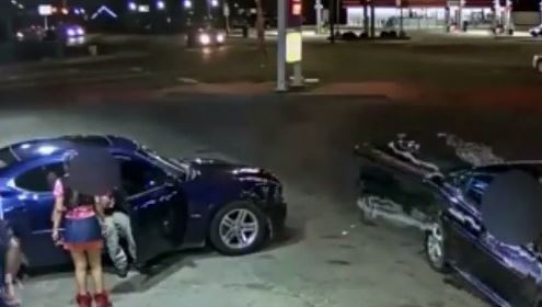 بالفيديو – شاهدوا كيف أخفت مسدسها في تنورتها لقتل رجل