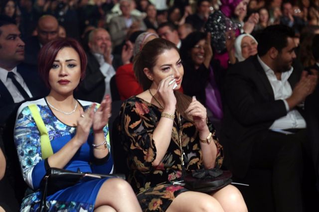 البعض لا يتمالك دموعه