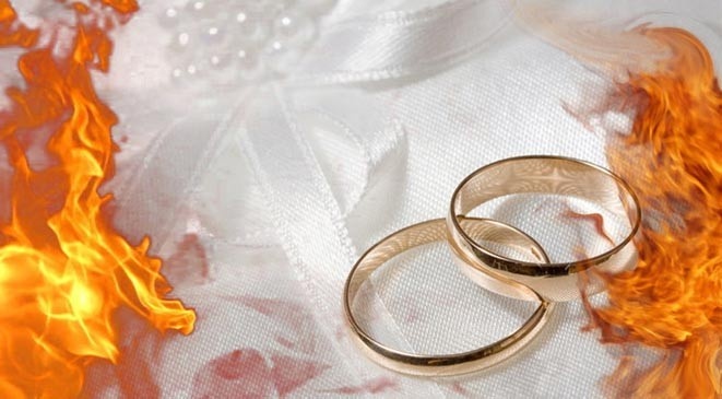 قصة غريبة.. أحرق عروسه بعد شهرين من زواجهما بسبب المهر!