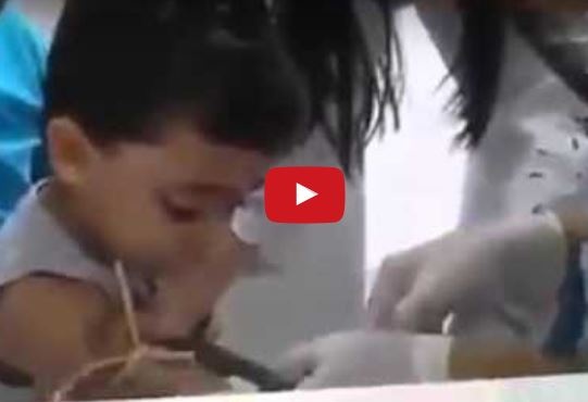 بالفيديو- ردة فعل أب لحظة بكاء طفله بسبب 