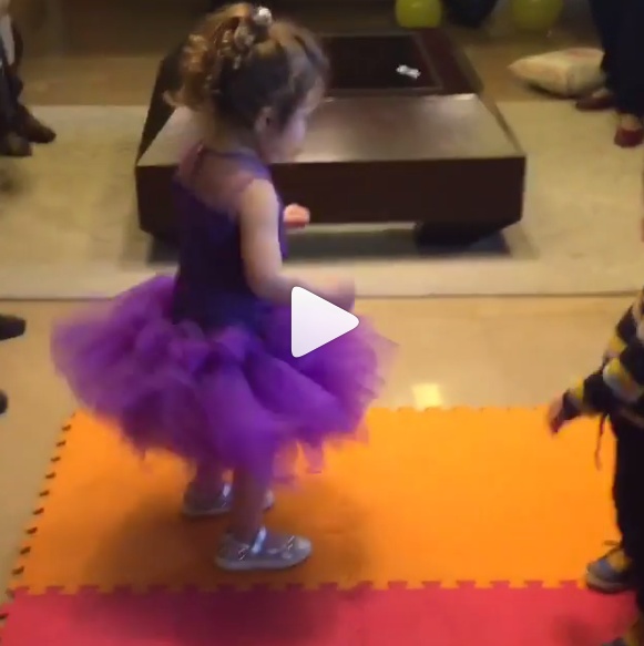 بالفيديو - شاهدوا الفيديو الأول لابنة نادين نسيب نجيم ترقص في عيد ميلادها.. هل تشبه أمها؟!