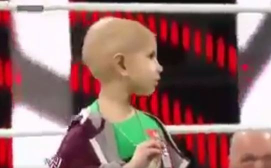 فيديو مؤثر - نجوم المصارعة يحققون حلم طفل قبل ايام من وفاته..