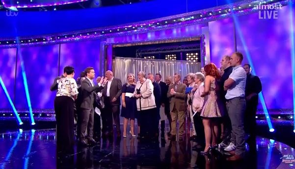 بالفيديو – شابان يعلنان زواجهما خلال بث تلفزيوني مباشر.. شاهدوا ماذا فعلوا!