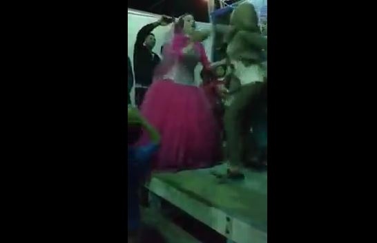 بالفيديو- عروس تشعل حفل زفافها بالرقص على أنغام غريبة والعريس هرب!!
