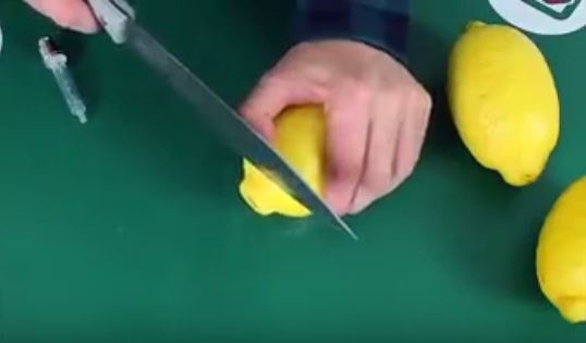 بالفيديو - تعلموا أسهل طريقة لعصر الحامض!