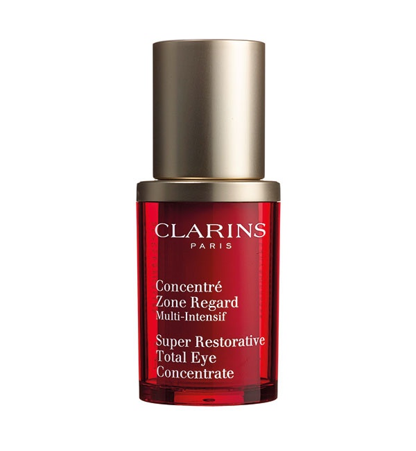  Clarins Super Restorative Total Eye Concentrate  يرطب محيط العينين، ويخفف من انتفاخ الجفون والهالات السوداء.
