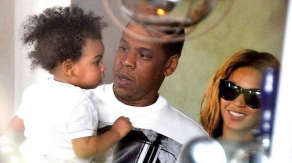 بالفيديو والصور – شاهدوا ابنة بيونسيه بملابس أرنب في البيت الابيض!