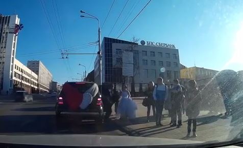 بالفيديو - عروس تضرب عريسها يوم زفافهما... بمساعدة والدتها!