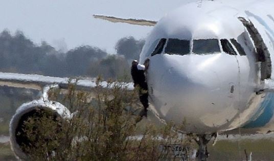 اعتقال مختطف الطائرة المصرية وتحرير جميع الركاب