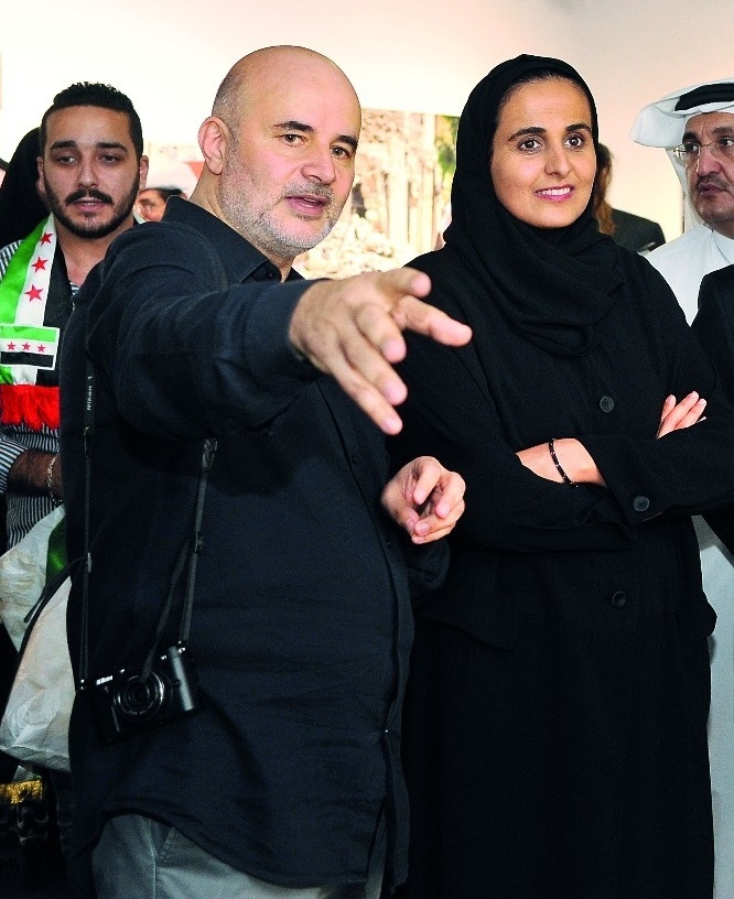 الشيخة المياسة بنت حمد تزور معرض حلب بعدسة سورية في الدوحة