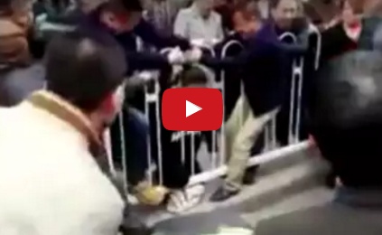 بالفيديو - لحظة وفاة امرأة حامل بعد حشر عنقها في سور!