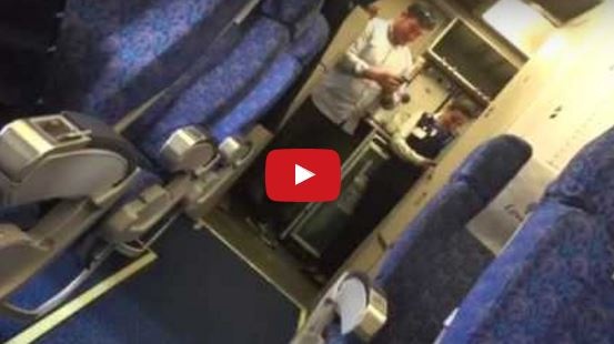 تسريب فيديو التقط داخل الطائرة المصرية لحظة التقاط «سيلفي» مع الخاطف... شاهدوه