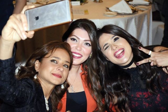  «سيلفي» نيللي كريم وياسمين عبدالعزيز وشيرهان أبو الحسن