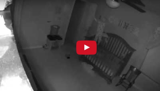 بالفيديو- شاهدوا ماذا التقطت كاميرا المراقبة داخل غرفة الطفل!! بعضهم قال إنه مسكون