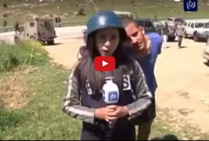 بالفيديو - مراسلة فلسطينية تلقن درساً لإسرائيلي تحرش بها