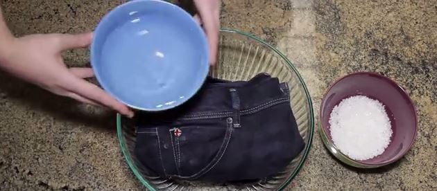 بالفيديو – شاهدوا أسرع طريقة لتنظيف الجينز!