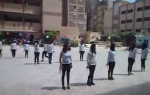 بالفيديو - طالبات يرقصن على 