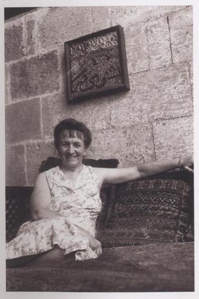 سحر الشرق في لوحات فنانة ليتوانية عن قاهرة الأريعينات وأهلها