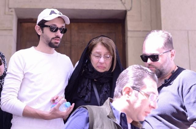 بالصور- محمد وكريم محمود عبد العزيز يشيعان جنازة جدتهما وانهيار والدتهما