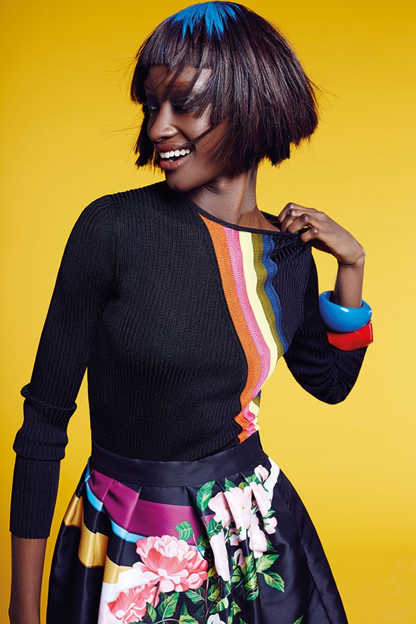 تنورة مطبعة بالأزهار وتوب محبوك. الاثنان من MARY KATRANTZOU لدى محلات HARVEY NICHOLS. أساور من PEBBLE LONDON.