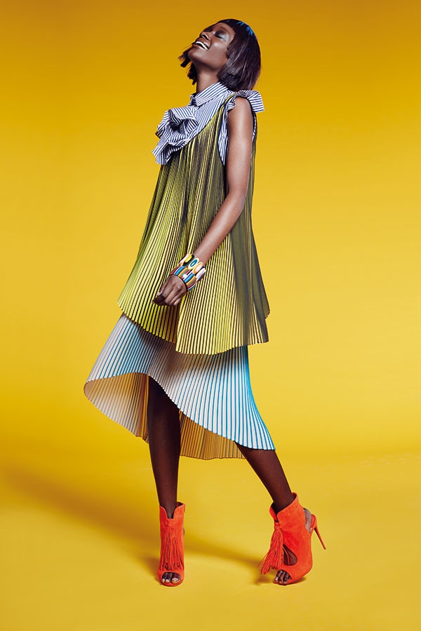 قميص مكشكش من Jil Sander لدى محلات Selfridges. فستان من Stella McCartney. حذاء مع شراريب من Christian Louboutin.
