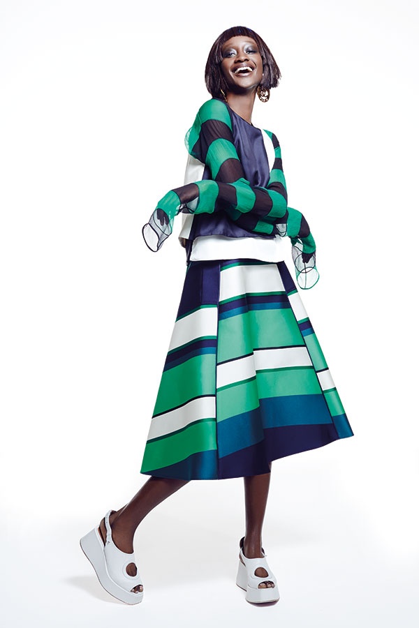 توب من الشيفون بكمين طويلين من PRADA. توب من دون كمين من HERMES. تنورة واسعة من LANVIN لدى  NET-A-PORTER.COM. حذاء من SPORTMAX. أقراط Vintage للأذنين من CHANEL لدى SUSAN CAPLAN.
