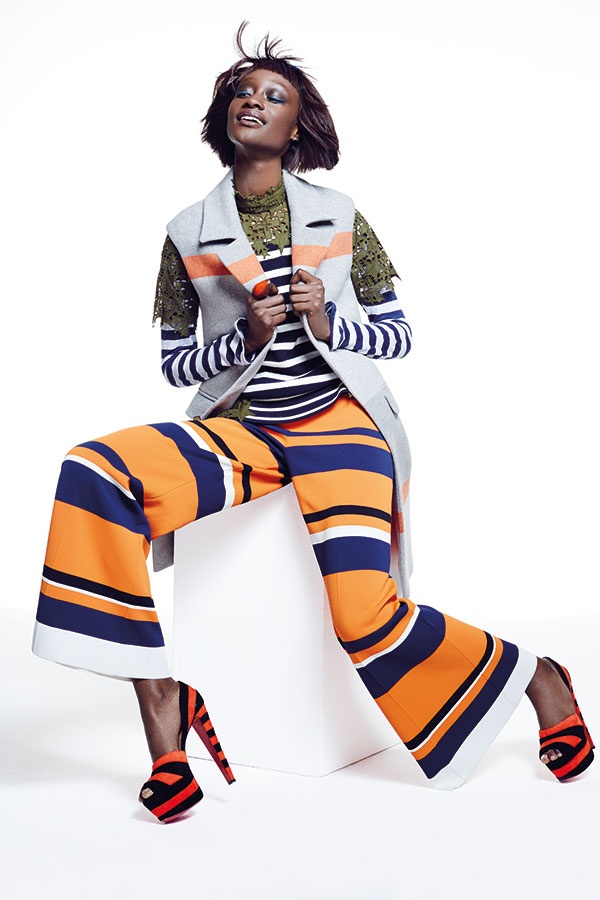 توب بكمين طويلين من Frame. توب مخرم من Sacai لدى Net-A-Porter.com. سروال من Sportmax. حذاء من Christian Louboutin