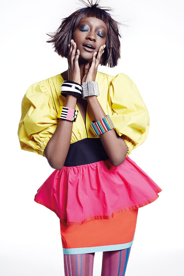 فستان من Isa Arfen لدى محلات Selfridges London. أساور من Pebble London. جوارب سميكة من
 www.tightsplease.co.uk.
