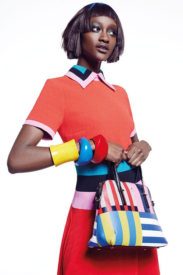فستان من ROKSANDA ILINCIC لدى محلات HARRODS. حقيبة من KATE SPADE لدى محلات SELFRIDGES، لندن. أساور من PEBBLE LONDON.
