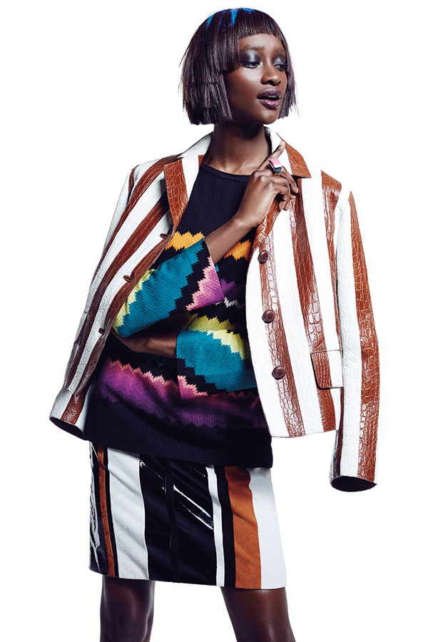 سترة وتنورة من PRADA. توب محبوك من MISSONI لدى محلات HARRODS، لندن. خاتم من PEBBLE LONDON.
