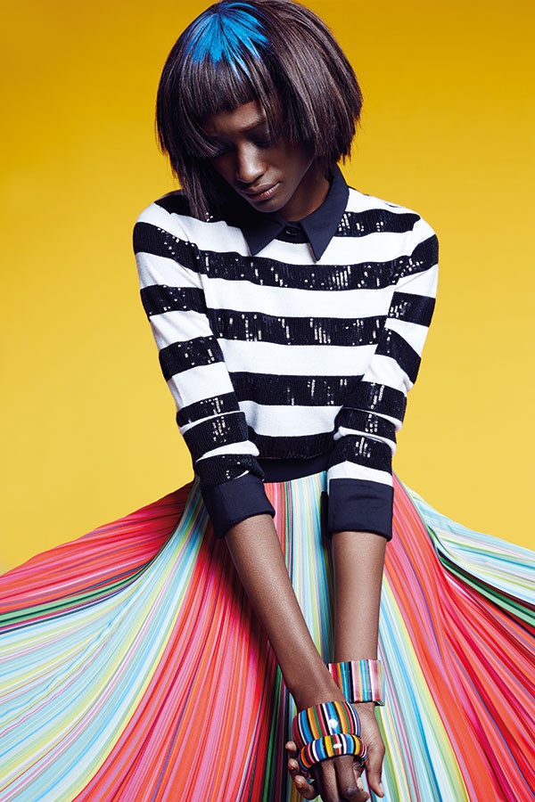 توب مخطط بالأسود والأبيض ومزين بالبرق اللماع من Alice and Olivia لدى محلات HARRODS. تنورة من MARY KATRANTZOU لدى محلات HARVEY NICHOLS. أساور من PEBBLE LONDON.

