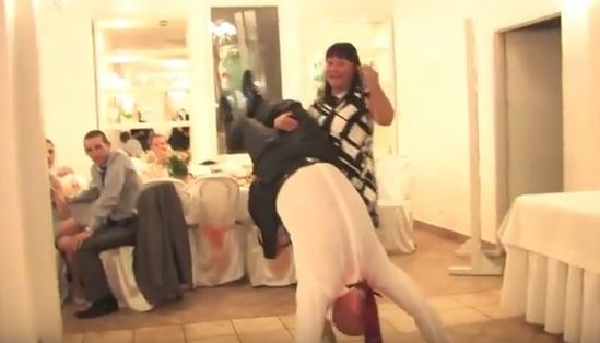 بالفيديو – شاب يضع فتاة بموقف محرج برقصته الغريبة!