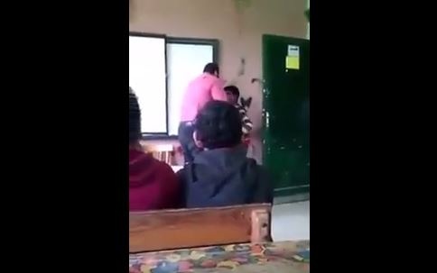 بالفيديو – أستاذ يضرب تلميذاً بوحشية أمام زملائه..