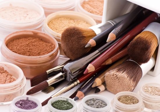 بالفيديو – طريقة مدهشة لتنحيف الساقين بالماكياج