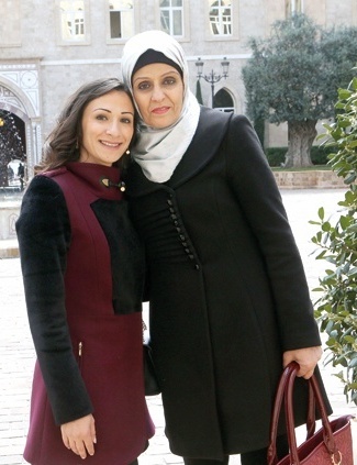 الزميلة كارولين بزي ووالدتها