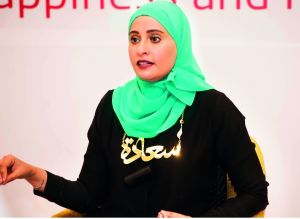 قلادة السعادة تزين صدر وزيرة السعادة