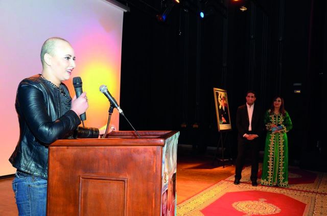 منال الصديقي حليقة الرأس في حفل تكريمها دعماً لمريضات السرطان