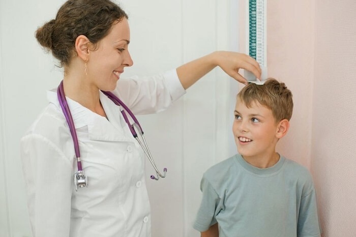 مراقبة طول قامة الطفل... ليست في المنزل فقط