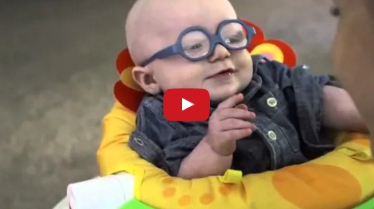 ابتسامة هذا الصباح... شاهدوا ماذا فعل هذا الطفل شبه الأعمى عندما رأى والدته للمرة الأولى