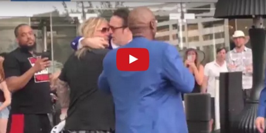 بالفيديو - نيكولاس كايدج باشتباك بالأيدي مع مغني روك شهير بسبب امرأة!