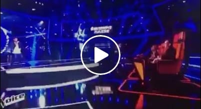 بالفيديو - اللبناني لوكاس عبدول يبهر حكّام The Voice بتشجيع أمه المحجبة في فرنسا